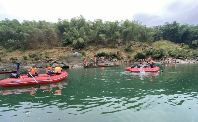 Cảnh sát cứu hộ huy động lực lượng, xuồng máy tìm kiếm nạn nhân trên sông Mã, sáng 9-1