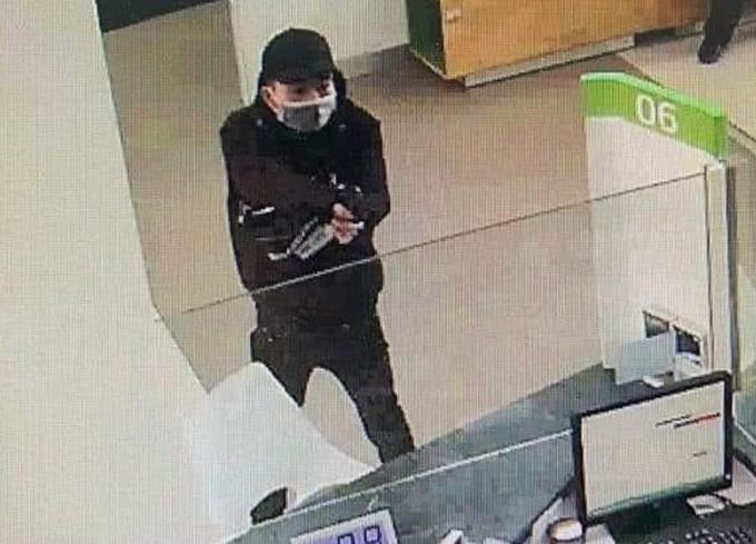 Chiều 7-1, Nam cầm súng đe dọa giao dịch viên tại Vietcombank chi nhánh Đình Vũ, Hải Phòng, để cướp đi số tiền 3 tỷ đồng (Ảnh: Trích từ camera an ninh)