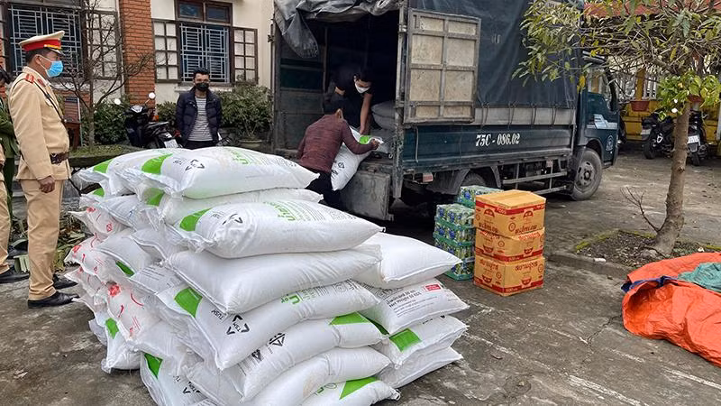 Số lượng hàng hóa bị thu giữ (Ảnh: Báo Thanh niên) Số lượng hàng hóa bị thu giữ (Ảnh: Báo Thanh niên)