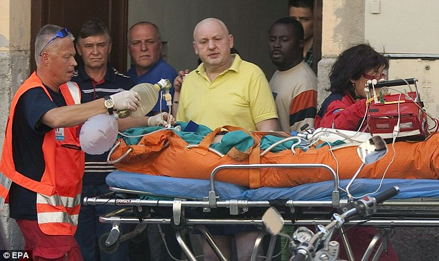 Các nhân viên y tế cấp cứu nạn nhân bị thương sau vụ xả súng ở đền Guru Ravidas Gurdwara Các nhân viên y tế cấp cứu nạn nhân bị thương sau vụ xả súng ở đền Guru Ravidas Gurdwara