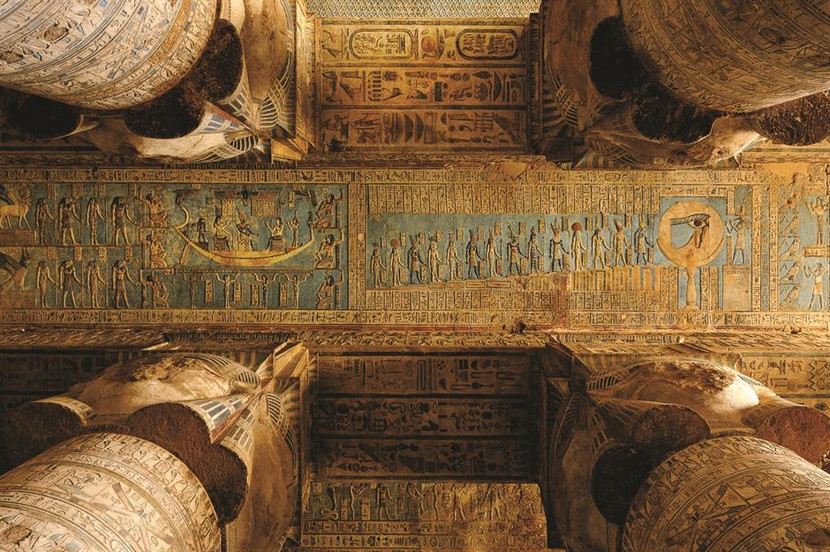 Đại sảnh đường Hypostyle, một địa điểm ấn tượng của những trần nhà được chạm khắc tinh xảo. Đại sảnh đường Hypostyle, một địa điểm ấn tượng của những trần nhà được chạm khắc tinh xảo.