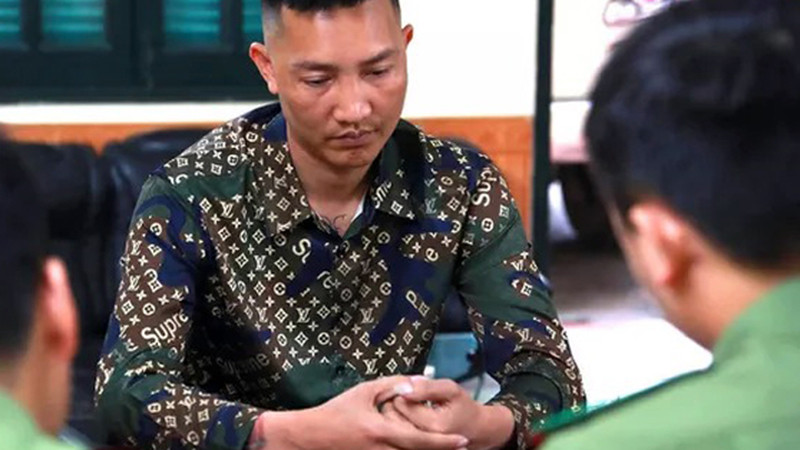 Huấn "hoa hồng" tại cơ quan công an (Nguồn: VTV)