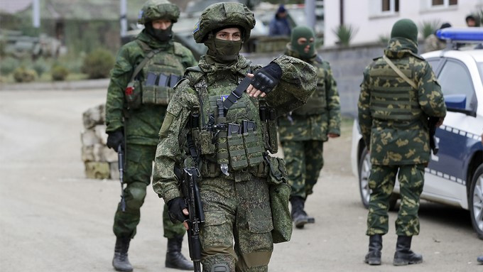 Lực lượng gìn giữ hòa bình Nga và lực lượng địa phương tại một chốt kiểm soát tại Stepanakert, thủ phủ vùng Nagorno-Karabakh Lực lượng gìn giữ hòa bình Nga và lực lượng địa phương tại một chốt kiểm soát tại Stepanakert, thủ phủ vùng Nagorno-Karabakh