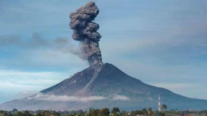 Núi lửa Ili Lewotolok ở East Nusa Tenggara của Indonesia đã "thức giấc" (ảnh: NYK Daily)