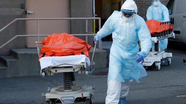 Nhân viên y tế vận chuyển thi thể bệnh nhân Covid-19 tại một bệnh viện ở New York, Mỹ