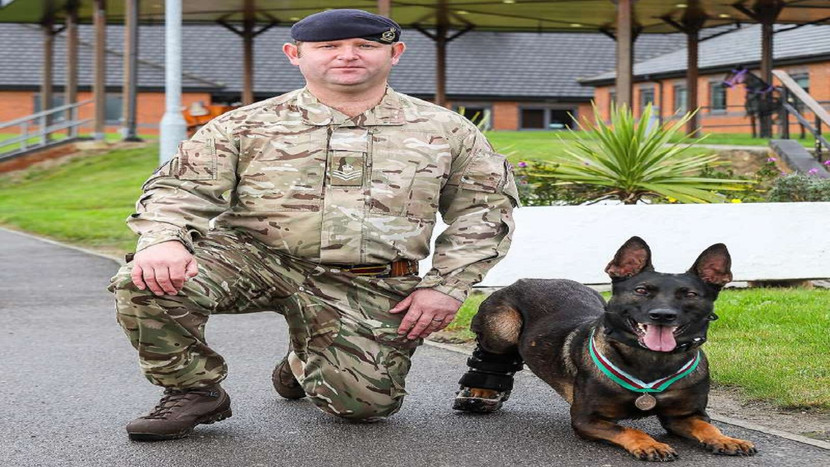 Kuno cùng người huấn luyện của mình trong quân đội Anh