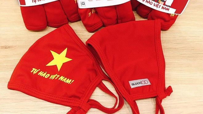 Đeo khẩu trang vải in hình cờ đỏ sao vàng trong đối ngoại mang niềm tự hào lớn Đeo khẩu trang vải in hình cờ đỏ sao vàng trong đối ngoại mang niềm tự hào lớn