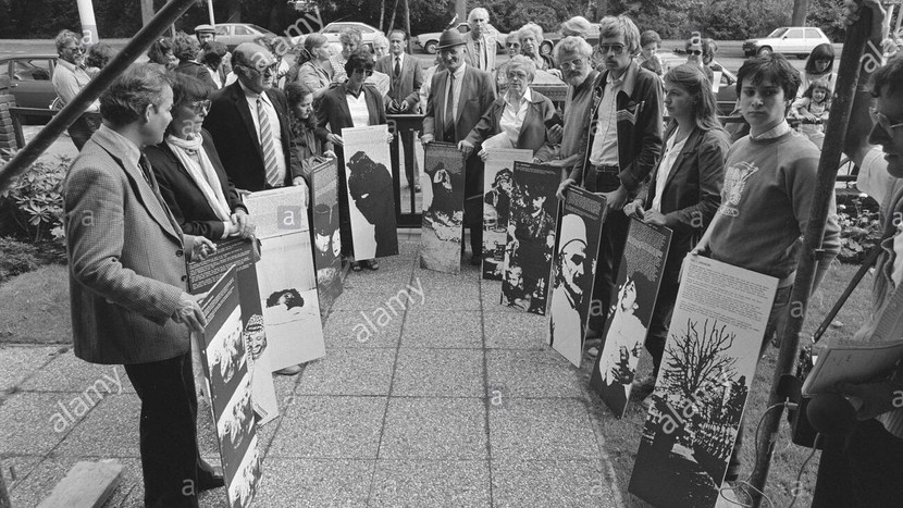 Biểu tình nổ ra tại Đại sứ quán Áo ở Thủ đô Công lý Thế giới - The Hague để phản đối cuộc tấn công vào giáo đường Do Thái ở Vienna năm 1981 Biểu tình nổ ra tại Đại sứ quán Áo ở Thủ đô Công lý Thế giới - The Hague để phản đối cuộc tấn công vào giáo đường Do Thái ở Vienna năm 1981
