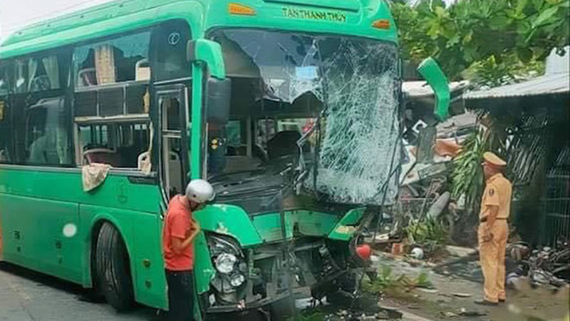 Chiếc xe khách biến dạng sau tai nạn (ảnh: Zing)