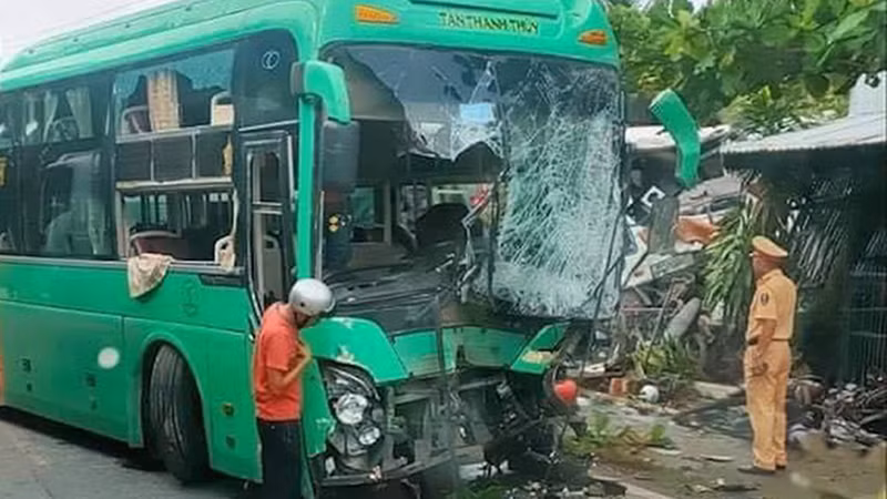 Chiếc xe khách biến dạng sau tai nạn (ảnh: Zing)