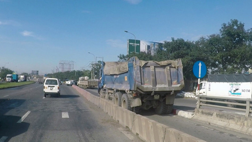 Xe ben bất chấp nguy hiểm lao vào làn xe máy để bỏ chạy. Ảnh: Tuổi trẻ