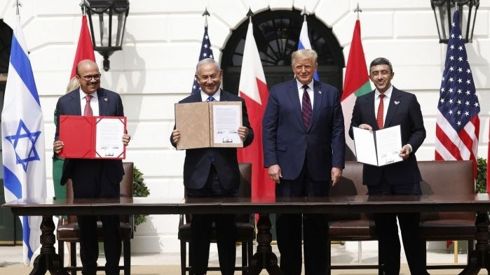 Từ trái qua phải: Ngoại trưởng Bahrain Abdullatif bin Rashid al Zayani, Thủ tướng Israel Benjamin Netanyahu, Tổng thống Mỹ Donald Trump và Bộ trưởng Bộ Ngoại giao và Hợp tác Quốc tế UAE Sheikh Abdullah bin Zayed al Nahyan tại lễ ký kết thỏa thuận hòa bình.