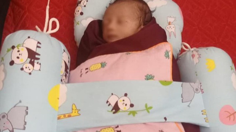 Hiện cháu bé đang được chính quyền giao cho chị Nguyễn Thị Loan tạm thời nuôi dưỡng Hiện cháu bé đang được chính quyền giao cho chị Nguyễn Thị Loan tạm thời nuôi dưỡng