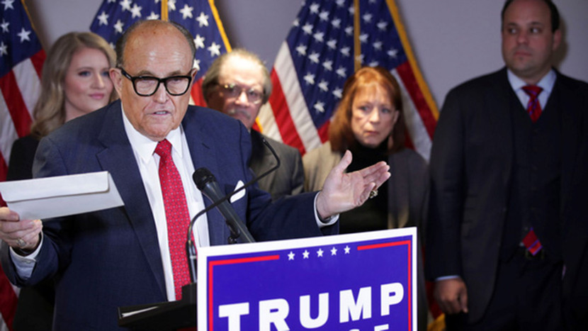 Luật sư của ông Trump, Rudy Giuliani tại cuộc họp báo ở Washington ngày 19-11. Ảnh: Reuters