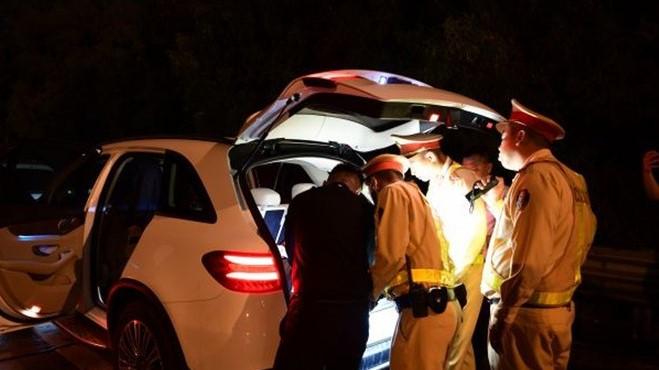 Lực lượng CSGT kiểm tra kỹ những phương tiện lái xe nghiện ma túy