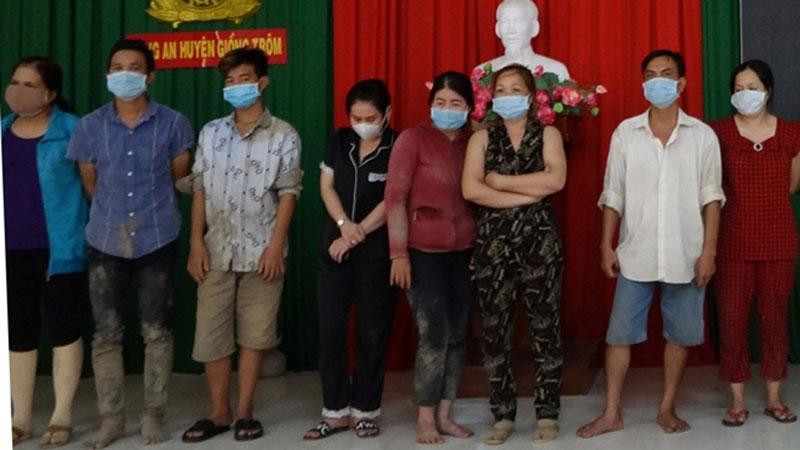 Các đối tượng tham gia đánh bạc (Ảnh: Báo Công an nhân dân)