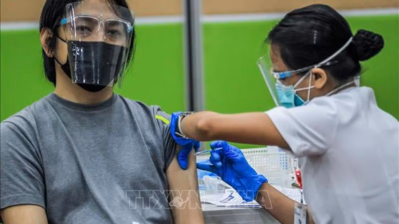 Nhân viên y tế tiêm vaccine phòng Covid-19 cho người dân tại Manila, Philippines, ngày 12-5-2021 (Ảnh: THX/TTXVN)