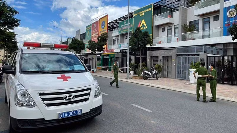 Lực lượng chức năng khám nghiệm hiện trường (Ảnh: Zing)