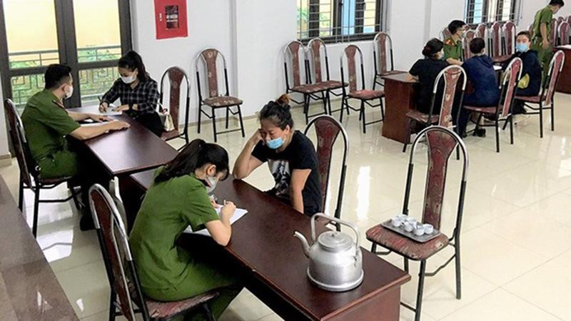 Cảnh sát lập biên bản với những người vi phạm (Ảnh: Zing)