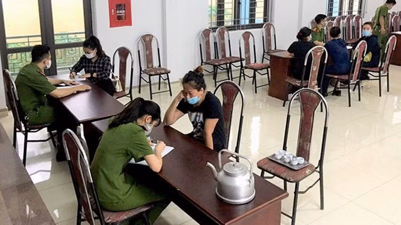 Cảnh sát lập biên bản với những người vi phạm (Ảnh: Zing)