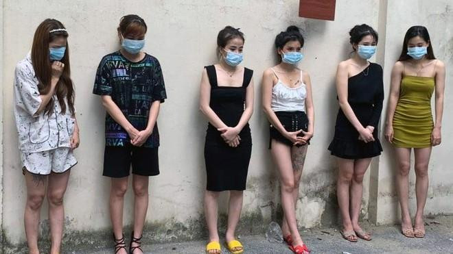 Dàn "chân dài" bị phát hiện khi đang "bay lắc" lúc rạng sáng