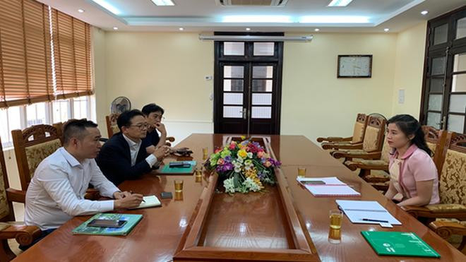 Bà Trần Huyền Trang (phải) tại cuộc làm việc giữa Trung tâm Nghiên cứu, xúc tiến đầu tư và hỗ trợ doanh nghiệp tỉnh Vĩnh Phúc với đại diện Phòng Thương mại và Công nghiệp Hàn Quốc, tháng 7-2020