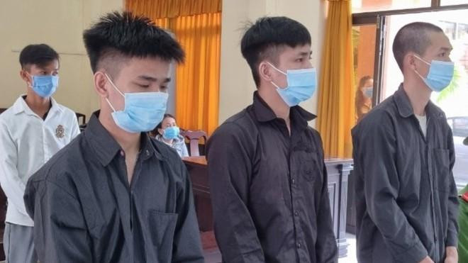 Các bị cáo tại phiên tòa xét xử ngày 4-6-2021