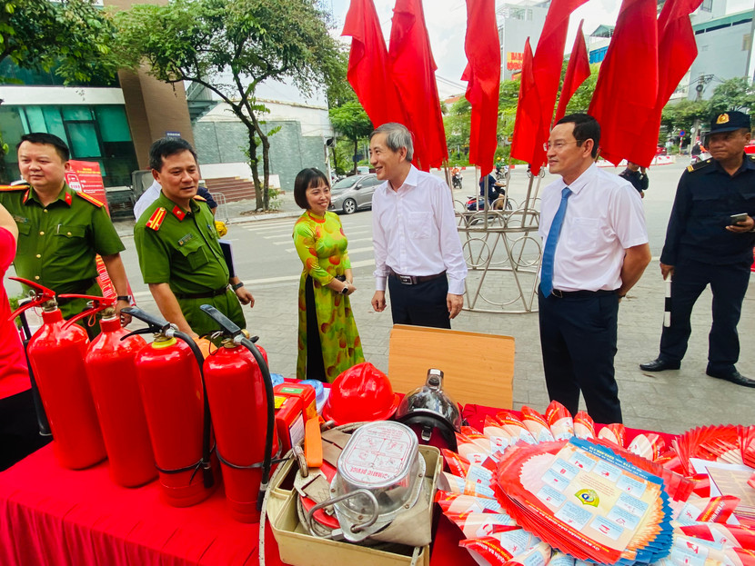 Các đại biểu tham quan trưng bày các thiết bị PCCC và CNCH của phường Liễu Giai Các đại biểu tham quan trưng bày các thiết bị PCCC và CNCH của phường Liễu Giai