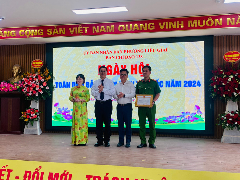 Nhiều cá nhân, tập thể xuất sắc trong phong trào toàn dân tham gia bảo vệ an ninh Tổ quốc đã được trao khen tại ngày hội Nhiều cá nhân, tập thể xuất sắc trong phong trào toàn dân tham gia bảo vệ an ninh Tổ quốc đã được trao khen tại ngày hội