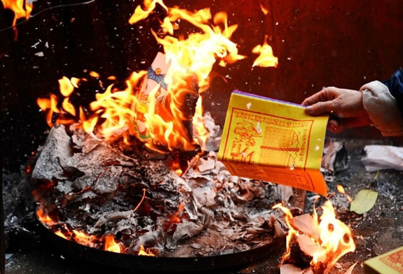 Nguồn lửa từ nhang cháy trên ban thờ cũng có thể gây ra hỏa hoạn lớn Nguồn lửa từ nhang cháy trên ban thờ cũng có thể gây ra hỏa hoạn lớn