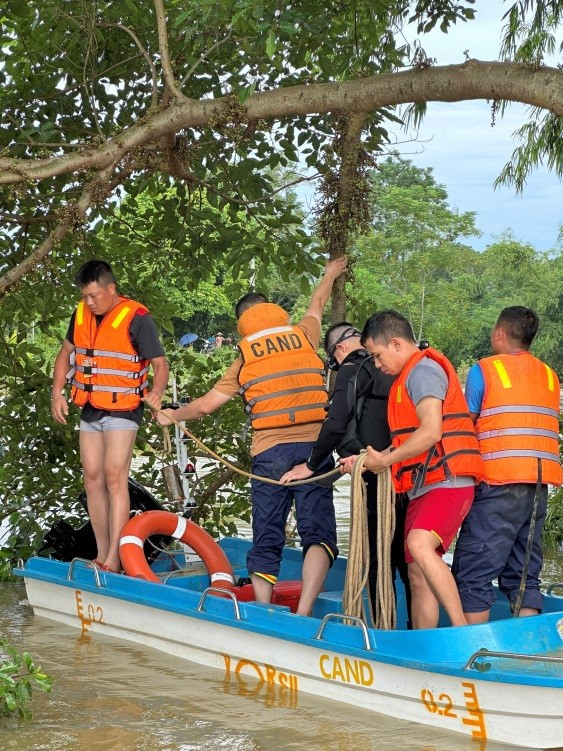 Cảnh sát PCCC&CNCH trên sông tổ chức CNCH nạn nhân bị nước lũ cuốn trôi trên địa bàn xã Thuỷ Xuân Tiên, huyện Chương Mỹ ngày 25/7/2024 Cảnh sát PCCC&CNCH trên sông tổ chức CNCH nạn nhân bị nước lũ cuốn trôi trên địa bàn xã Thuỷ Xuân Tiên, huyện Chương Mỹ ngày 25/7/2024