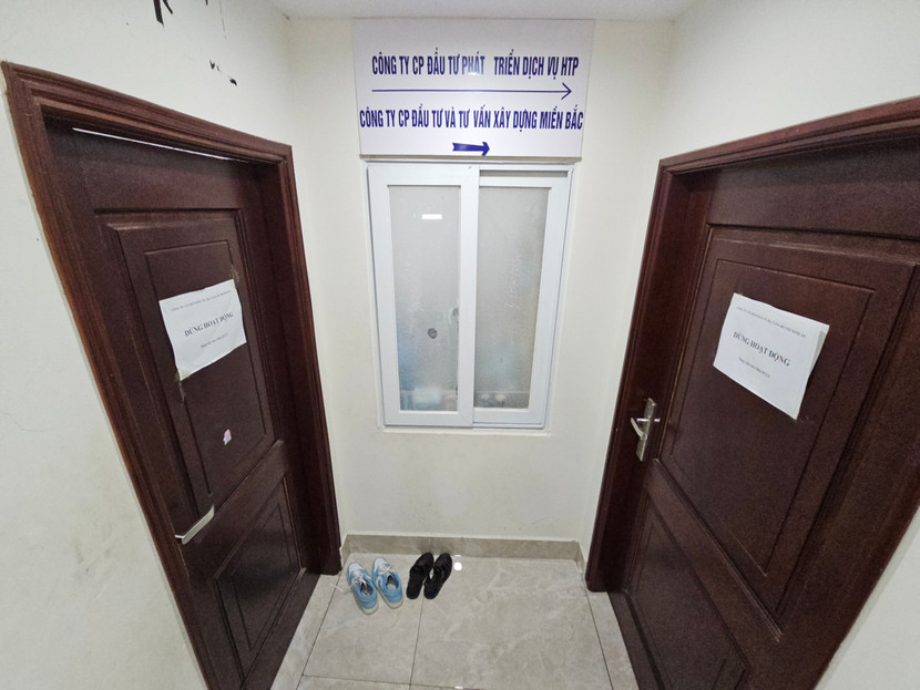 Bên ngoài các căn hộ được dán dòng chữ dừng hoạt động... Bên ngoài các căn hộ được dán dòng chữ dừng hoạt động...