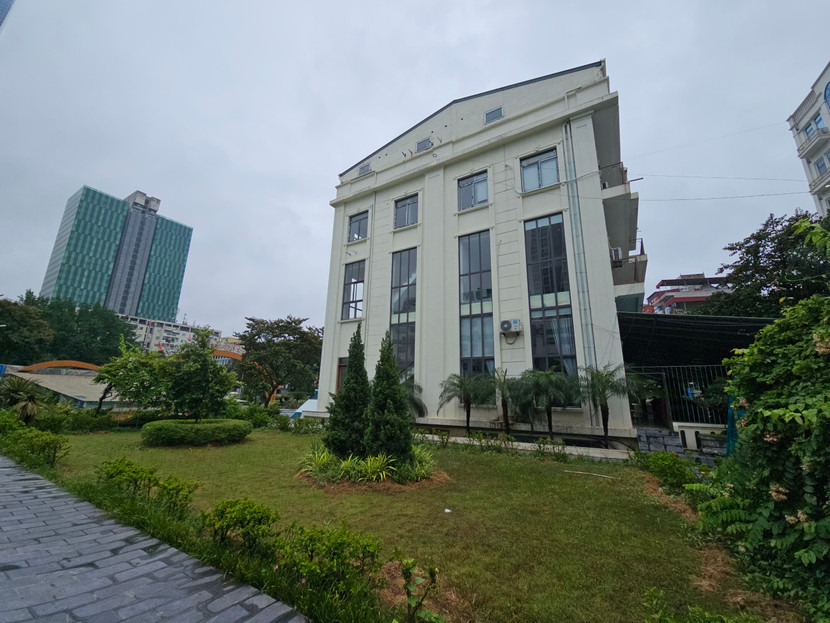 Nhà văn hoá Tổ dân phố số 3, 4 phường Mễ Trì Hạ bị chia làm đôi, mặt sau quây tôn kín cho thuê văn phòng và phòng trọ như căn hộ chung cư mini Nhà văn hoá Tổ dân phố số 3, 4 phường Mễ Trì Hạ bị chia làm đôi, mặt sau quây tôn kín cho thuê văn phòng và phòng trọ như căn hộ chung cư mini