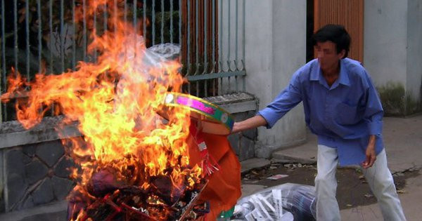 Nguy cơ hỏa hoạn từ thói quen thờ cúng, đốt vàng mã cũng hiện hữu, nhất là ở các cơ sở kinh doanh Nguy cơ hỏa hoạn từ thói quen thờ cúng, đốt vàng mã cũng hiện hữu, nhất là ở các cơ sở kinh doanh