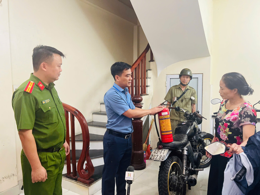 Lãnh đạo UBND phường Liễu Giai cùng chỉ huy CAP đi nhắc nhở cơ sở cho thuê trọ khắc phục các tồn tại về PCCC Lãnh đạo UBND phường Liễu Giai cùng chỉ huy CAP đi nhắc nhở cơ sở cho thuê trọ khắc phục các tồn tại về PCCC