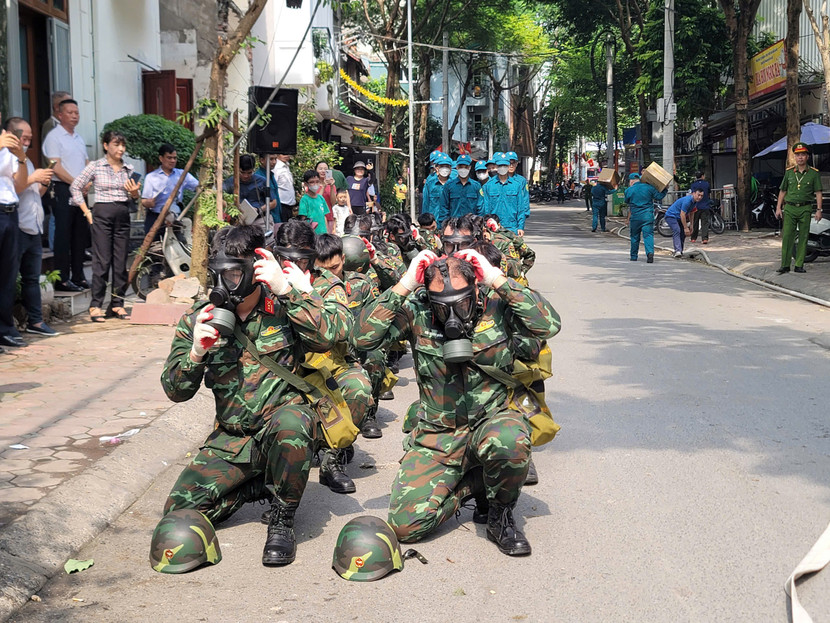Các lực lượng nhanh chóng triển khai chữa cháy và CNCH Các lực lượng nhanh chóng triển khai chữa cháy và CNCH