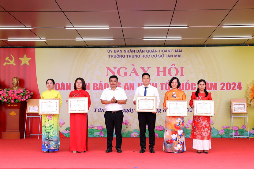 Ông Vũ Hùng Quân, Chủ tịch UBND phường Tân Mai trao khen cho các cá nhân có thành tích xuất sắc...