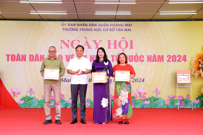 Nhiều cá nhân, tập thể có thành tích xuất sắc trong phong trào toàn dân bảo vệ an ninh Tổ quốc được khen thưởng...