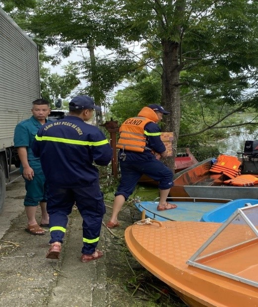 Cảnh sát PCCC và CNCH vận chuyển nhu yếu phẩm lên cano để hỗ trợ người dân vùng ngập lụ Cảnh sát PCCC và CNCH vận chuyển nhu yếu phẩm lên cano để hỗ trợ người dân vùng ngập lụ