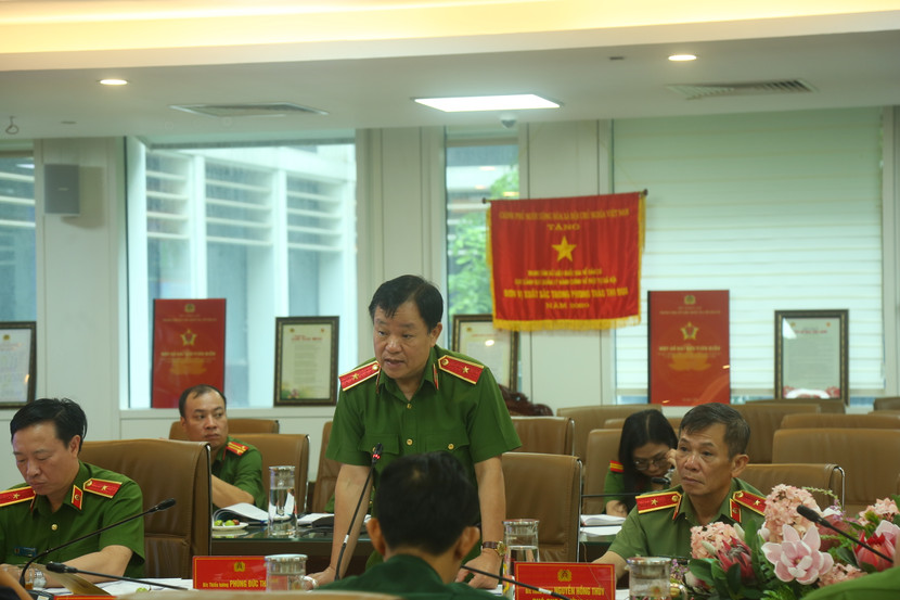 Thiếu tướng Phùng Đức Thắng, Phó Cục trưởng Cục Cảnh sát Quản lý hành chính về trật tự xã hội phát biểu tại Hội nghị.
