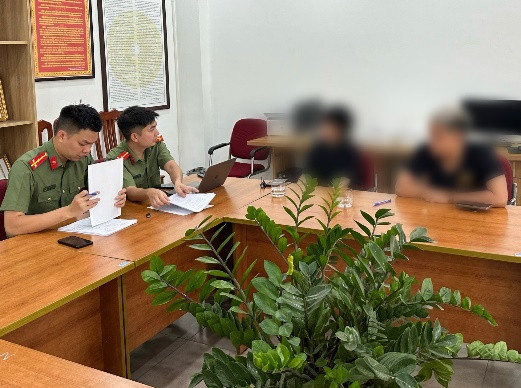 Công an quận Long Biên xử lý thanh niên xúc phạm người thi hành công vụ trên mạng