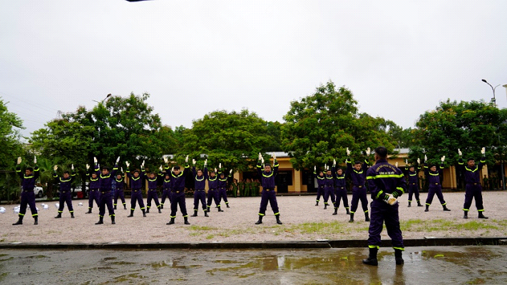 CBCS biểu diễn bài tập thể lực 11 động tác của lực lượng Cảnh sát PCCC&CNCH. CBCS biểu diễn bài tập thể lực 11 động tác của lực lượng Cảnh sát PCCC&CNCH.