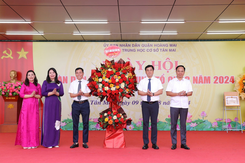 Lãnh đạo quận Hoàng Mai chúc mừng ngày hội