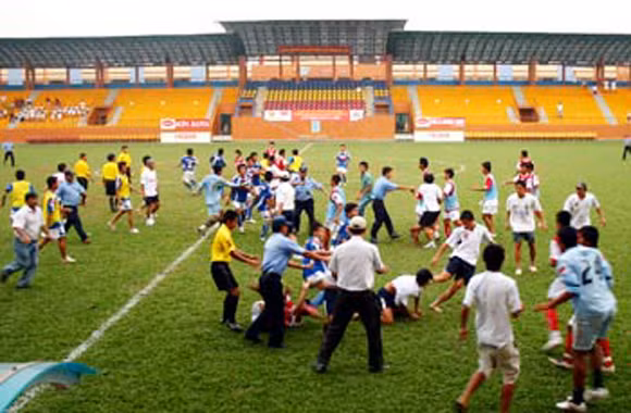 Tham gia loạn đả, Đức Lễ- Anh Tuấn mất suất tại ĐT U19 QG ảnh 1