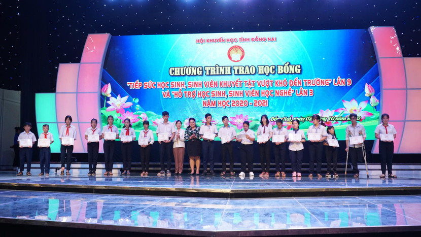 Bà Nguyễn Thu Thủy (Phó Giám đốc đối ngoại công ty Vedan Việt Nam) trao học bổng cho các em học sinh khuyết tật vượt khó đến trường - tỉnh Đồng Nai Bà Nguyễn Thu Thủy (Phó Giám đốc đối ngoại công ty Vedan Việt Nam) trao học bổng cho các em học sinh khuyết tật vượt khó đến trường - tỉnh Đồng Nai