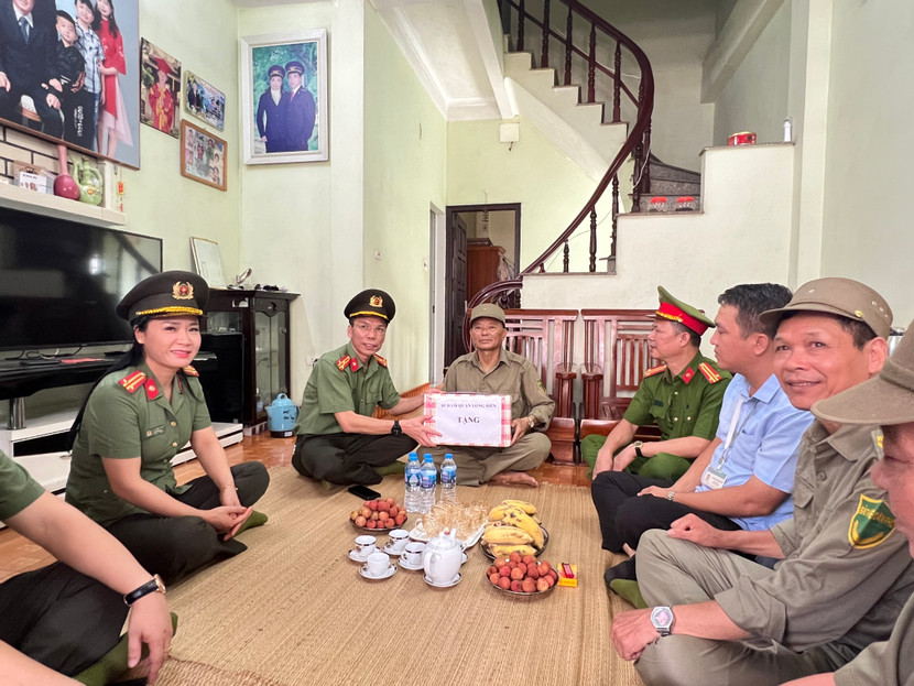 Ban chỉ đạo 138 quận Long Biên thăm hỏi, chia sẻ, tặng quà ông Tạ Văn Hoa, BVDP phường Gia Thụy Ban chỉ đạo 138 quận Long Biên thăm hỏi, chia sẻ, tặng quà ông Tạ Văn Hoa, BVDP phường Gia Thụy