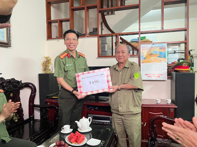 Thượng tá Nguyễn Quang Trung, Phó trưởng CAQ Long Biên tặng quà BVDP Lương Văn Thành Thượng tá Nguyễn Quang Trung, Phó trưởng CAQ Long Biên tặng quà BVDP Lương Văn Thành
