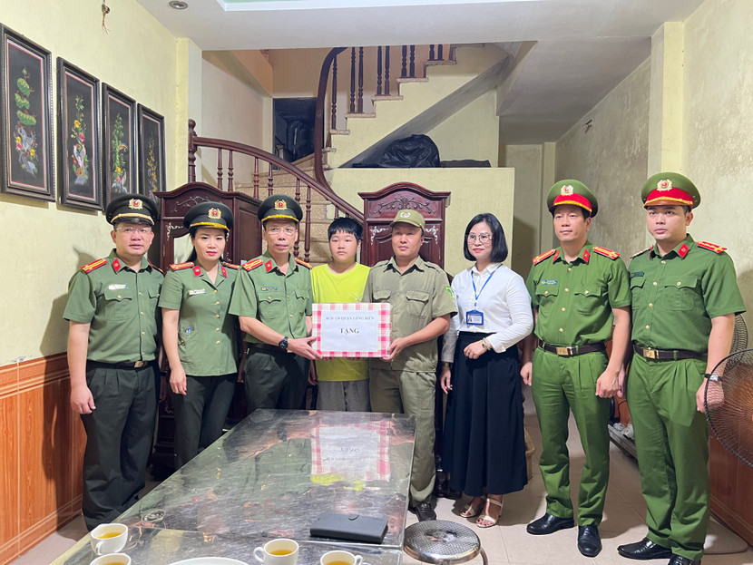 Ban chỉ đạo 138 quận Long Biên tặng quà anh Phạm Bá Thao, BVDP phường Bồ Đề Ban chỉ đạo 138 quận Long Biên tặng quà anh Phạm Bá Thao, BVDP phường Bồ Đề