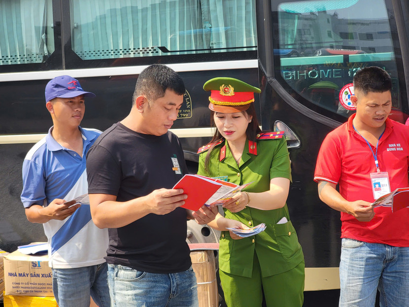 Cán bộ chiến sỹ đi tuyên truyền, dán decal tại bến xe Nước Ngầm