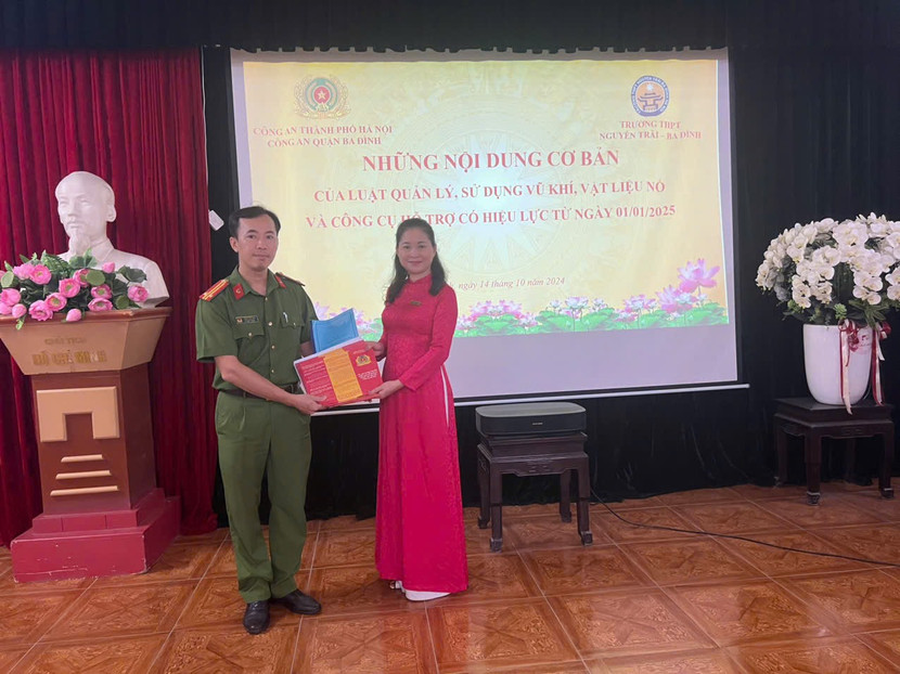 Công an quận Ba Đình gửi tờ rơi tuyên truyền đến Ban Giám hiệu các trường